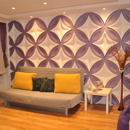 Lawendowe Swiatlo - Przy Stacji Metra * وارسو